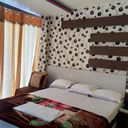 טארפית Hotel Rajmahal מראה חיצוני תמונה