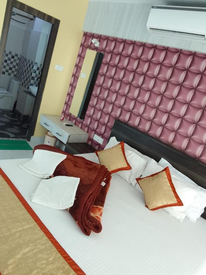 טארפית Hotel Rajmahal מראה חיצוני תמונה